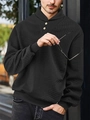 Détail du sweat à capuche noir pour hommes avec texture gaufrée et col à boutons élégant - S / Noir
