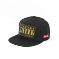 Dettaglio ravvicinato di un cappello snapback nero con stampa in gomma gialla in rilievo - Regolabile / Cappello Nero Etichetta Gialla