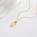 Elegante gouden ketting met kroonparelhanger en gekleurde edelstenen op witte zijde - Kroon Parel (Goud) (XL3468)
