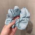 Coletero azul claro de satén plisado con diseño floral para peinados de mujer - Azul