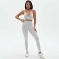 Detail van lichtgrijze naadloze yogaset met hoge taille legging en V-hals sportbeha - S / Maanlichtwit