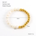 Dettaglio del bracciale con perle barocche e acciaio inossidabile placcato oro 18k - Oro