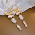 Details von Barockperlen-Ohrringen mit goldenen Ringen auf elegantem Hintergrund - 19# Öko Dreistufiger Barock-Perlenanhänger-Stil