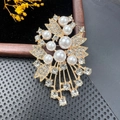 Broche élégante en alliage doré avec strass en cristal et perles blanches en fleur - BZ067 Grappe de Fleurs Pendante