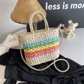 Bolso tote de paja tejido a mano con rayas arcoíris y bandolera sobre tela negra - Blanco Roto