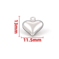 Makroaufnahme der 13 mm x 11,5 mm Maße des Herzanhängers aus rostfreiem Edelstahl - 11.5mm*13mm / Stahlfarbe