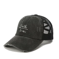 Detail van zwarte distressed trucker pet met Faith OVER Fear print en gaaspanelen - Zwart