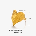 Anillo corazón martillado de acero inoxidable con acabado oro 18k y superficie ancha - Dorado