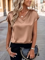 Detalle de blusa elegante de satén con cuello en V en marrón bronce y seda suave - Tostado