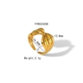 Detalle de anillo dorado irregular ajustable con ancho de 13,8mm y diámetro de 16,8mm - Estilo De Torsión De Cinta Calada (YYR023208)