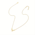 Elegante collana dorata con ciondolo a lettera D, perle in metallo e chiusura a moschettone - Lettera D