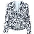Detailopname van zebraprint blazer met klassieke revers en scherp zwart-wit grafisch patroon - S / Blazer top