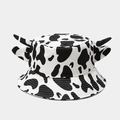 Detalle de los cuernos y orejas 3D en un sombrero de pescador con estampado de vaca - M (56-58cm) / Blanco