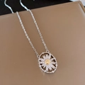 Silberne Halskette mit Gänseblümchen-Anhänger und Zirkonia im ovalen Rahmen - Gänseblümchen Ovaler Anhänger Halskette / Silber