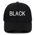 Klassische schwarze Baumwoll-Baseballkappe mit weißer BLACK-Stickerei und gebogenem Schirm - Verstellbar / Schwarz