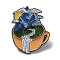 Broche en émail avec tasse à café orange paysage de montagnes enneigées et forêt - Paysage dans une Tasse de Café