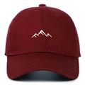 Bourgondische katoenen baseballcap met wit geborduurde bergen, vooraanzicht - Verstelbaar / Bordeauxrood