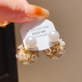 Détail de boucles d'oreilles perles en argent 925 avec fleurs et cristaux pavés - Tige en Argent 925 - Perle Grappe de Fleurs Blanche