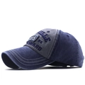 Dettaglio cappello da baseball slavato con ricamo NYS e cuciture bianche sulla visiera - L (58-60cm) / Blu navy