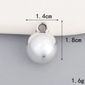 Détail du pendentif rond argenté plaqué UV montrant les dimensions 1,4cm sur 1,8cm et poids 1,6g - 14mm*18mm Perle ronde / Argenté