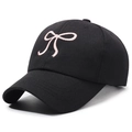 Cappellino da baseball nero in cotone con delicato ricamo a fiocco rosa in vista frontale - Regolabile / Nero