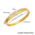Detalle de brazalete de acero bañado en oro de 18k con diseño calado de cremallera y circón - Estilo Zirconia Hueco con Diseño de Cremallera (Z354) / Dorado