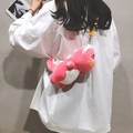 Borsa a tracolla peluche dinosauro rosa con cinturino giallo sulla schiena del modello - Rosa Rosso