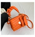 Borsa trapuntata arancione con fibbia a cuore, manico arricciato e mini pochette coordinata - Arancione