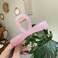 Dettaglio della pinza per capelli rosa traslucida a fiocco con molla in metallo oro - Rosa Gelatina