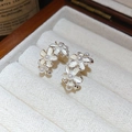 Detail van elegante C-vormige zilveren oorbellen met witte emaille bloemen en parels. - 42# C-Vorm Bloemen Parel Oorknopjes