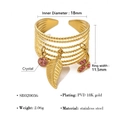 Dettaglio anello multistrato in acciaio placcato oro 18K con ciondoli a foglia e cristallo - Stile Ciondolo Foglia e Ramo (SR020036)
