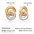 Vista detallada de pendientes entrelazados de acero bicolor con dimensiones reales - Estilo Entrelazado de Bloques de Color Oro y Plata (YYE025294)