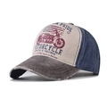 Dettaglio cappellino vintage da moto con stampa bandiera USA e pannelli blu navy lucidi - Motocicletta Caffè Davanti Blu Navy Dietro