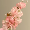Detailaufnahme einer eleganten Haarspange mit rosa Stoffblumen und grünen Perlen - Acryl Spinnenlilie Haarspange (76#) / Einzelstück / Rosa