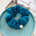 Elastico per capelli in raso blu pavone con pendente di perla su ceramica - Blu