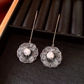 Détail de boucles d'oreilles pendantes plaquées or 18K avec pétales de fleurs en argent - Boucles d'oreilles - Argent - Plaqué or véritable