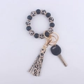 Détail de perles en silicone léopard et porte-clés à pompon avec accents de strass - Imprimé léopard