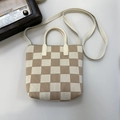 Vue détaillée de la texture en tricot damier et des doubles poignées de ce sac à main - 16cmx20cm / Kaki