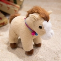 Simpatico pony di peluche marrone chiaro con campanellini colorati e criniera morbida - Cuoio