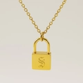 Collier cadenas doré avec pendentif carré gravé de la lettre S en écriture cursive - Style Lettre S