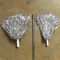 Detailweergave van twee zilveren pompons met witte handgrepen en een meetlint erbij - Rechte Handgreep 80 G Zilver (verhoogde Dichtheid Geschikt Voor Volwassenen)