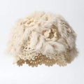 Handgehäkelte Wintermütze für Damen mit Kaninchenfell und beigem Strickblumenmuster - Einheitsgröße / Beige