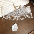 Détail d'un choker en dentelle blanche avec perles multicouches et pendentif poire - Blanc