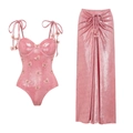 Detail van roze glanzend badpak met 3D-vlinders en bijpassende lange rokset voor dames - S / Roze Sieradenset