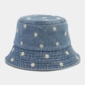 Dettaglio del ricamo a margherita bianca sul cappello alla pescatora in denim azzurro - Taglia unica / Azzurro