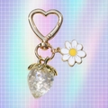 Porte-clés cœur doré avec une fraise transparente et un charme de marguerite blanche - Blanc Transparent