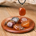 Ketting met onregelmatige natuurstenen hanger, rode agaat en leren koord - Agaat
