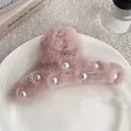 Dettaglio della pinza per capelli in peluche rosa con eleganti perle bianche - 14cm / Rosa