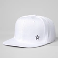 Weiße Snapback-Cap mit flachem Schirm und silbernem Stern-Patch vor schlichtem Hintergrund - Verstellbar / Weiß