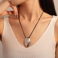 Détail d'un pendentif coeur irrégulier en métal argenté sur un collier cordon noir - 10# Collier de Chandail Irrégulier en Métal Argenté